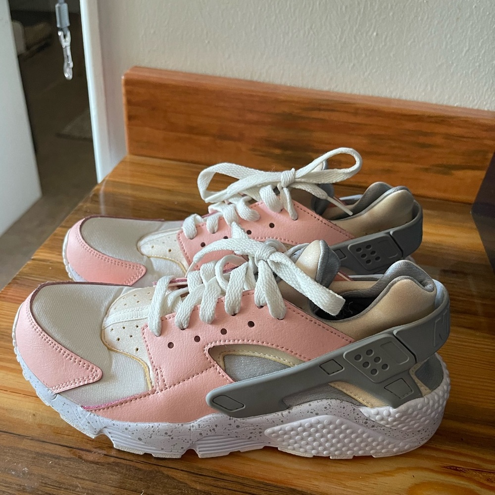 Nike Huarache size 8.5 pink, grey, white EUC